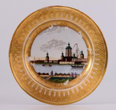 null Assiette en porcelaine à décor polychrome d'une vue du Couvent Smolny vu de...