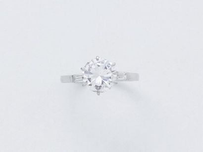 null Bague solitaire en platine 850 millièmes, ornée d'un diamant brillanté en serti...