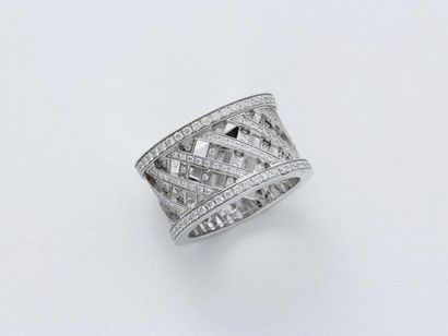 null HERMES

Anneau en or gris 750 millièmes décoré de croisillons ponctués de diamants...