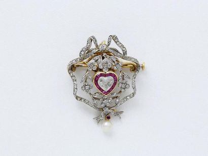 null Broche pendentif stylisant un nœud en or 750 et platine 850 millièmes retenant...