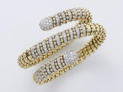 null Beau bracelet serpent en or 750 millièmes habillé d'une torsade perlée partiellement...