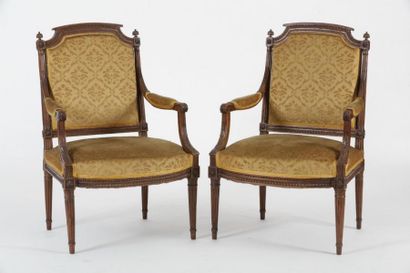 null PAIRE DE FAUTEUILS A DOSSIER PLAT EN CHAPEAU Fin de l'Epoque Louis XVI ou Début...