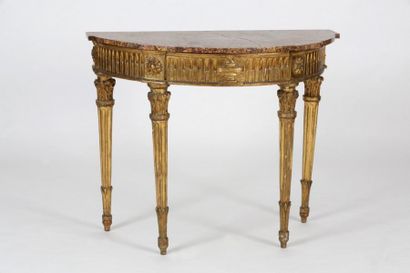 null CONSOLE DEMI-LUNE d'Epoque Louis XVI

Bois redoré 

Décor de cannelures rudentées...