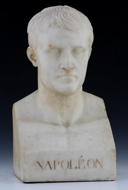 null D'après Antoine Denis CHAUDET (1763-1810)

Buste de Napoléon

Marbre blanc

48...
