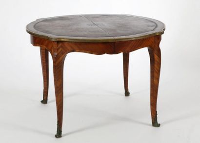 null TABLE DE SALLE A MANGER OVALE de Style Louis XV - Epoque Fin du XIXème Siècle

Estampillée...