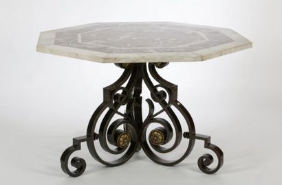 null TABLE OCTOGONALE de Style XVIIème Siècle

Plateau de marbre de couleurs

Piètement...