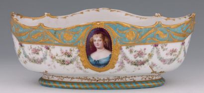 null JARDINIERE DE TABLE Vers 1900

Porcelaine

Décor Style de Sèvres de médaillon...