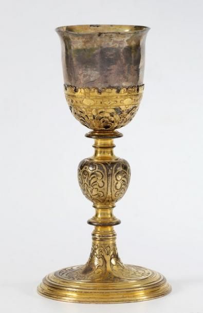 null CALICE - Fin du XVIIème Siècle

Bronze doré posant sur une base ronde, le fût...