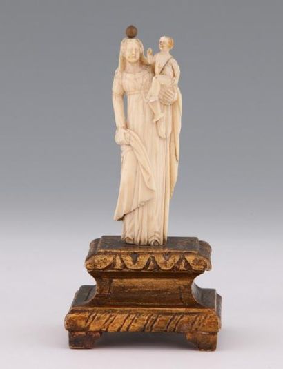 null VIERGE A L'ENFANT d'Epoque XVIIème-XVIIIème Siècle

Ivoire sculpté

H. 11,5...