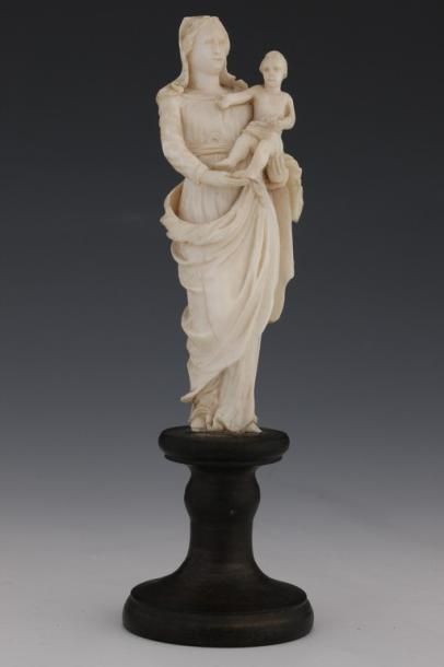 null VIERGE A L'ENFANT d'Epoque XVIIIème Siècle

Ivoire sculpté

H. 11 cm

(petit...