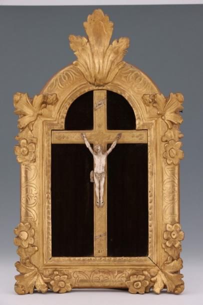 null CRUCIFIX d'Epoque XVIIIème Siècle 

Ivoire sculpté avec titulus

Croix et cadre...
