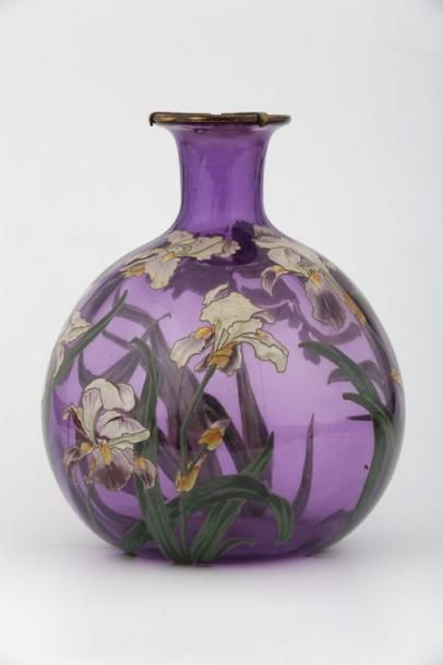 null IMPORTANT VASE BOULE Circa 1900

Verre teinté et émaillé de feuillages avec...