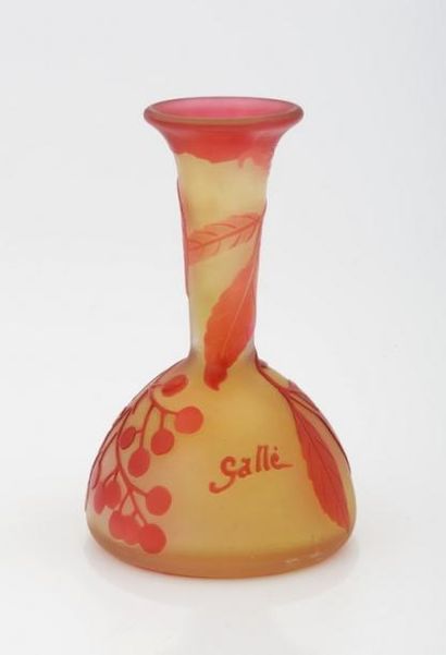 null GALLÉ (Ets)

VASE SOLIFLORE aux baies

Verre dégagé à l'acide sur fond jaune...