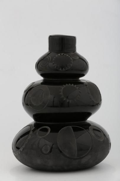 null SAND (XXème Siècle)

Vase Triple bulbe Circa 1930

Verre noir dégagé à l'acide...