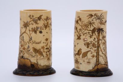 null JAPON - Période Meiji

Paire de PORTE-PINCEAUX en ivoire à décor laqué avec...