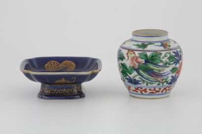 null CHINE XIXème Siècle

COUPELLE en porcelaine et émaux bleu poudré à décor de...