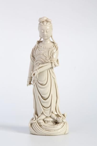 null CHINE Vers 1900

GUANYIN en porcelaine blanc de Chine tenant un sceptre ruyi

Porte...