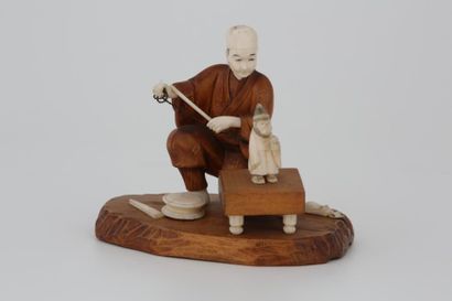 null JAPON Vers 1900

OKIMONO en bois et ivoire représentant un Sarumawashi

Signé...