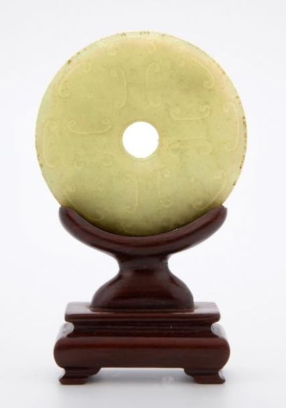 null CHINE

DISQUE BI en jade céladon sculpté

Diam. 5,5 cm

Socle bois
