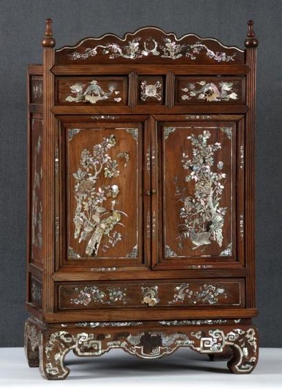 null CHINE DU SUD Vers 1900

PETIT CABINET en bois fruitier à décor burgauté représentant...