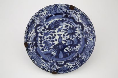 null JAPON ARITA XVIIIème Siècle

ASSIETTE en porcelaine et émaux blanc-bleu à décor...