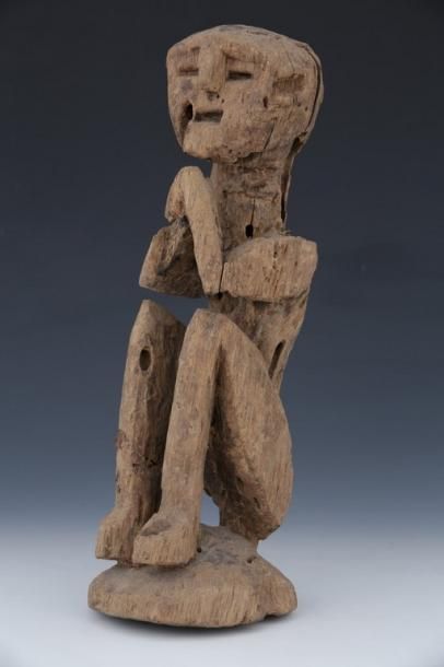 null NEPAL - Statuette votive en bois erodé, gardienne de source ou de pont, placée...