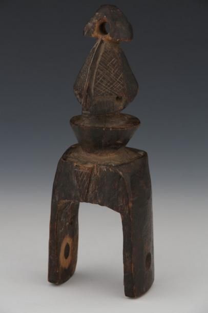 null DOGON MALI - Bel étrier de métier à tisser surmonté d'un buste masqué cubisant

Belle...