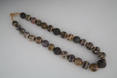 null DOGON MALI - Beau collier remonté de 29 perles en terre cuite décorée de cercles...