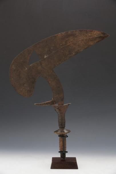 null KOTA GABON - Très ancien couteau de jet,la lame en fer en forme de bec de calao,le...