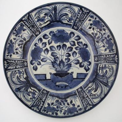 null JAPON ARITA XVIIème-XVIIIème Siècle

GRAND PLAT en porcelaine et émaux blanc-bleu...