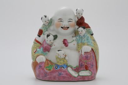 null CHINE XXème Siècle

PUTAÏ et ses enfants en porcelaine polychrome

Marque à...