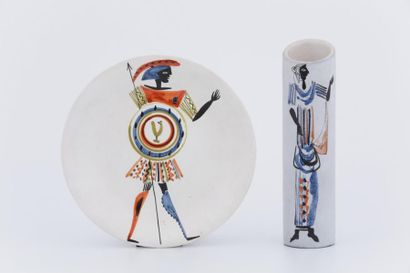 null Roger CAPRON (1922 - 2006)

Vase tube et assiette

Décor à l’antique

Céramique...