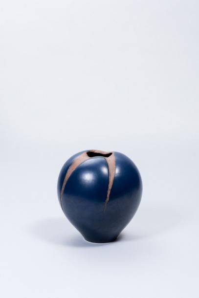 null Atelier MADOURA 

Vase boule 

Céramique émaillée bleue 

Signé 

H. 19,5 cm



Note...