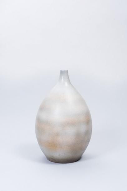 null Atelier MADOURA

Vase ovoïde soliflore

Céramique émaillée à nuances grises

Signé

H....