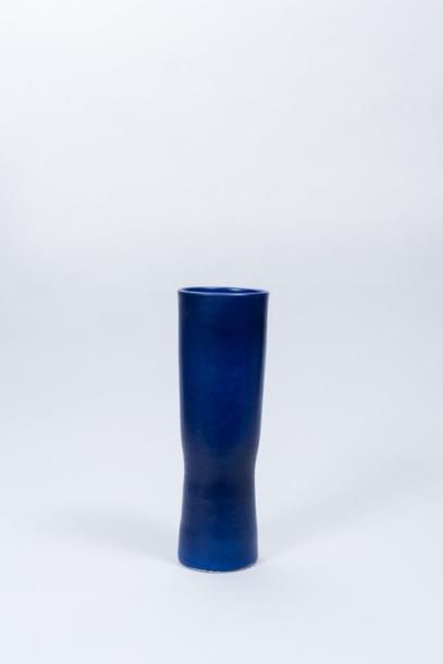 null Atelier MADOURA 

Vase décentré

Céramique émaillée bleue

Signé 

H. 33 cm



Note...