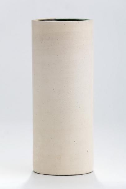 null Georges JOUVE (1910 - 1964)

Vase Cylindre

Céramique émaillée crème

Signée

H....