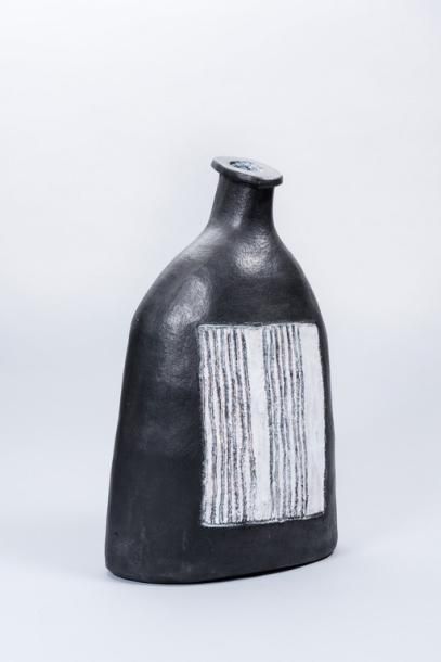 null Jac WARD (Née en 1946)

Important vase à corps aplati

Céramique émaillée noire...