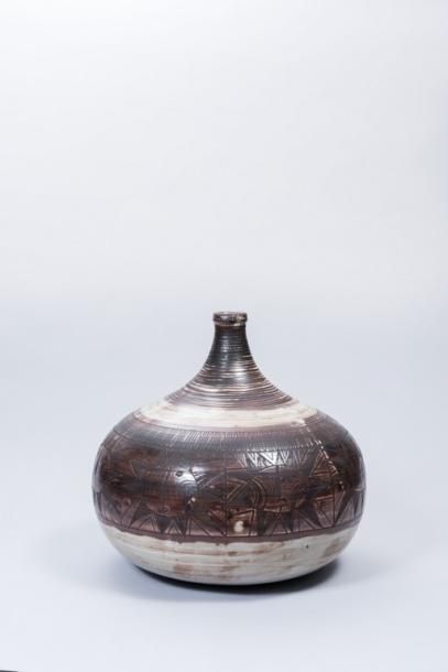 null Jacques POUCHAIN (Né en 1925)

Vase boule

Céramique émaillée brune à décor...