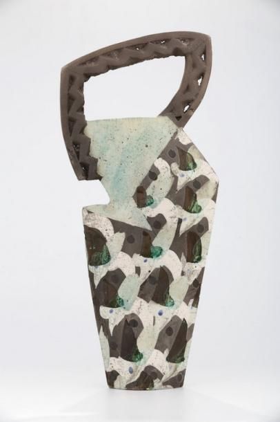 null Daphné CORREGAN (Née en 1954)

Vase cubiste

Céramique partiellement émaillée

Signé

H....