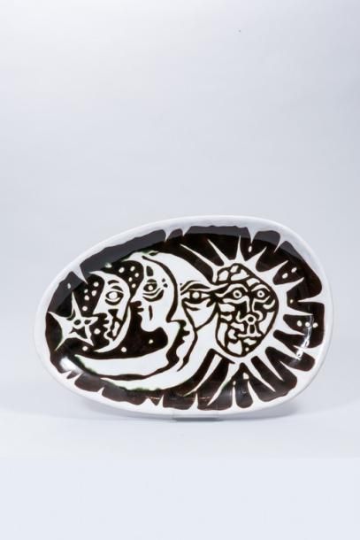 null Jean LURCAT (1892 - 1966)

Grand plat

Céramique émaillée à décor de visages...