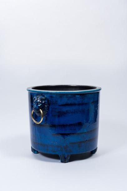 null Pol CHAMBOST (1906 - 1983)

Cache-pot

Céramique émaillée bleue à décor de têtes...