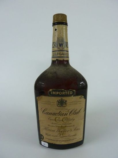 null 70/ BOUTEILLE d'un demi-gallon de whisky Canadian Club, Hiram Walker & Sons...