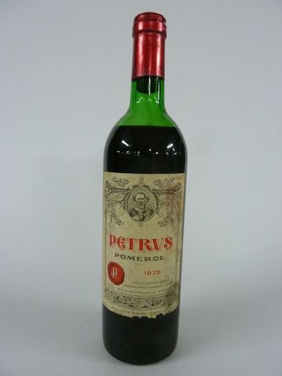 null BOUTEILLE Petrus Pomerol 

1975

(niveau basse épaule, étiquette tachée et légèrement...