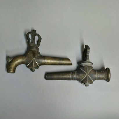 null DEUX ROBINETS d’Epoque XIXème Siècle en bronze
L. 24,5 et 24 cm