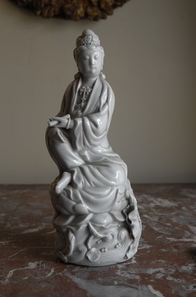 null CHINE XXème Siècle - STATUETTE DE GUANYIN en porcelaine dite blanc de Chine...