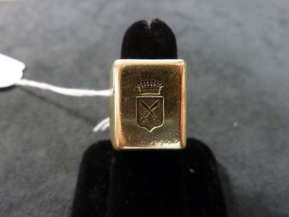 null BAGUE CHEVALIÈRE de la Seconde moitié du XXème Siecle en or (14K) à décor d'armoiries...