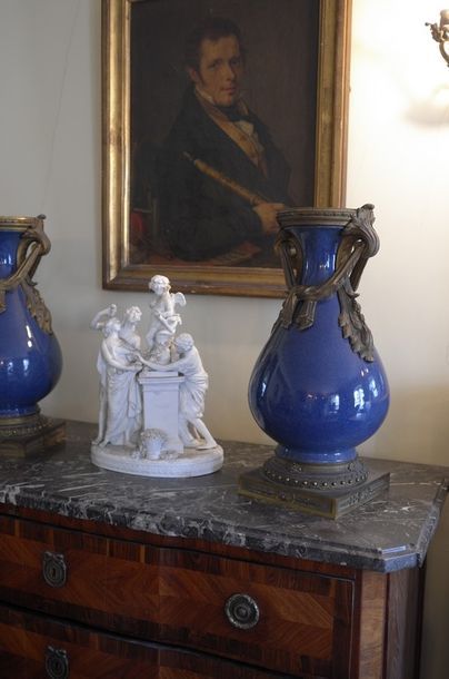 null PAIRE DE GRANDS VASES de Style Louis XVI - Fin du XIXème Siècle en porcelaine...