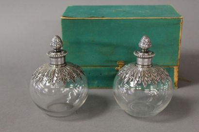 null FROMENT-MEURICE - PAIRE DE FLACONS À PARFUM de forme boule en cristal et argent...