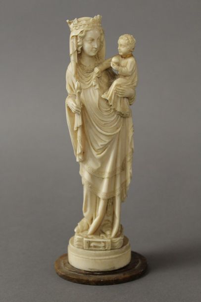 null VIERGE A L'ENFANT d'Epoque XIXème Siècle en ivoire sculpté 

H. 20 cm

(tête...
