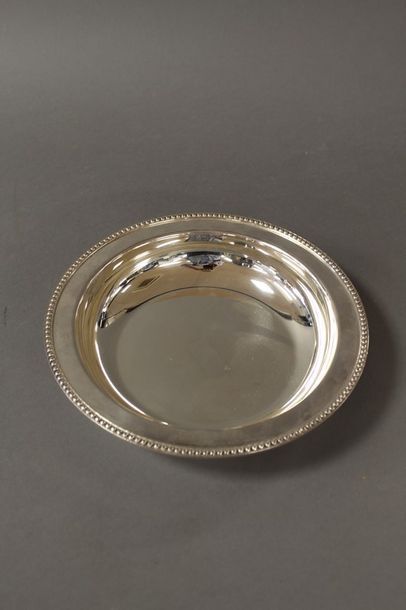 null UDNER - JATTE RONDE en métal argenté à moulure de perles 

H. 4 cm 

D. 23 cm...